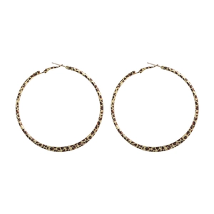 Nahaufnahme der Creolen mit Leopardenmuster in klassischem Gold und Braun Finish