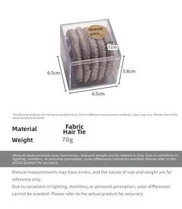 Détail de 5 chouchous en satin gris en boîte avec mesure de largeur de bande de 1cm