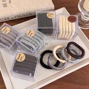 Lot de chouchous en satin aux tons terre avec boîte de rangement transparente chic