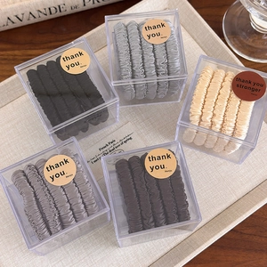 Lot de 4 chouchous en satin déclinés en 5 tons terreux dans des boîtes en acrylique
