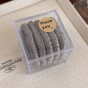Lot de 5 chouchous en satin gris à plis fins dans une boîte de rangement en acrylique