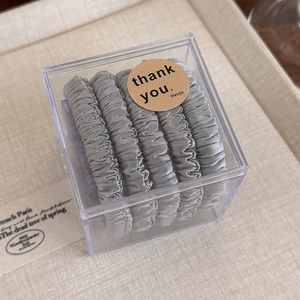 Lot de chouchous en satin gris dans une boîte cadeau en acrylique avec étiquette
