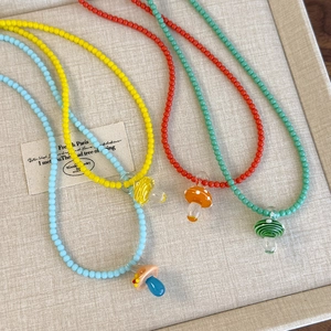 Collana di perline colorate con ciondolo a fungo in vetro blu giallo rosso e verde