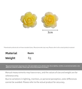 Macro de boucles d'oreilles camélia en résine jaune de 3cm avec revêtement pailleté