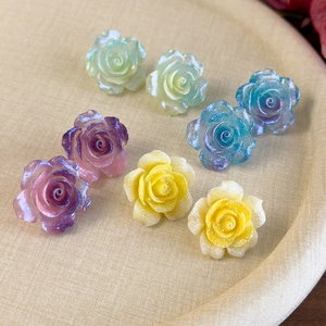 Boucles d'oreilles camélia en résine scintillante avec dégradé de paillettes en quatre tons