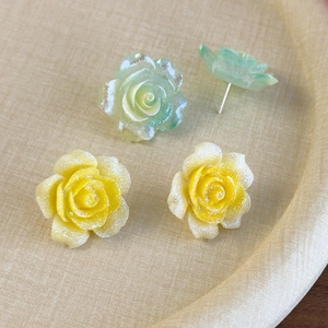 Détails de boucles d'oreilles roses avec paillettes en couleurs jaune et vert menthe