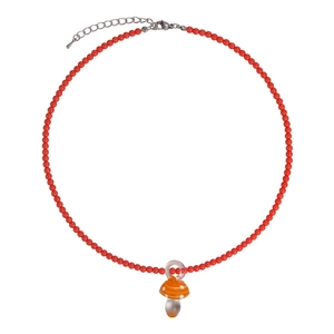 Collana artigianale di perle rosse con ciondolo a fungo in vetro arancione e pois bianchi