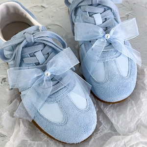 Baskets en daim bleu avec nœuds en résille et perles pour un style féminin élégant
