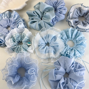 Lot de chouchous bleus avec dentelle et carreaux pour des coiffures d'été élégantes