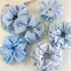 Lot de chouchous bleu clair en dentelle et à carreaux en divers tissus pour coiffures chic