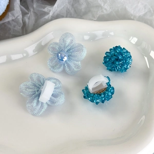 Détails de boucles de chaussures en tulle bleu avec perles artificielles et perles de verre