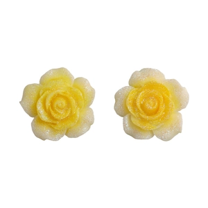 Boucles d'oreilles camélia avec dégradé de jaune et finition en résine pailletée