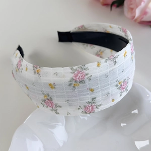 Détail du serre-tête large à fleurs avec motifs de roses et dents antidérapantes