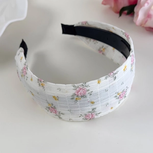 Vue détaillée du large bandeau floral montrant le tissu en coton et les dents antidérapantes