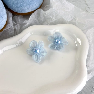 Détail macro de fleurs en mesh bleu avec perle centrale pour décoration de chaussure