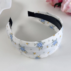 Détail du serre-tête floral large à motifs de roses bleues et intérieur antidérapant