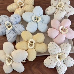 Vue détaillée de 8 pinces à cheveux en tissu en forme de fleur aux motifs variés et colorés