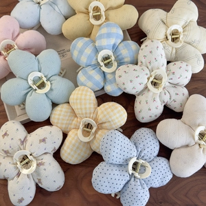 Détails de diverses pinces à cheveux en tissu avec motifs à carreaux, pois et fleurs douces