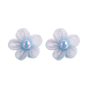 Détails de charmes de fleurs en maille bleu clair avec centres en perles de cristal
