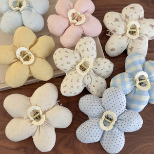 Pince à cheveux fleur en coton rembourré avec motifs floraux, à carreaux et à pois variés
