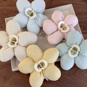 Lot de 5 grandes pinces à cheveux en forme de fleur aux tons pastel et textures à pois