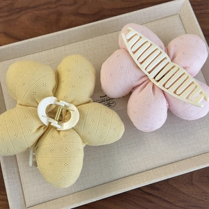 Pinces à cheveux en forme de fleur en tissu matelassé jaune et rose doux
