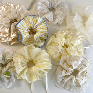 Lot de 8 chouchous jaunes à fleurs et dentelle avec diverses textures et finitions