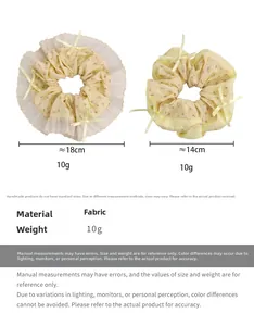 Detalle de coleteros de tela floral amarilla con lazos en tamaños de 14 cm y 18 cm