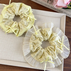 Coleteros de flores amarillo pastel con lazos de cinta y bordes de encaje suave