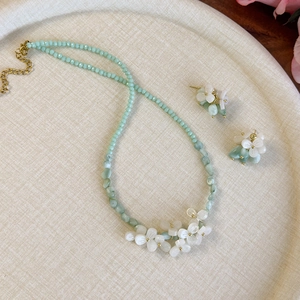 Parure de collier perlé vert menthe française avec détails de fleurs en coquille