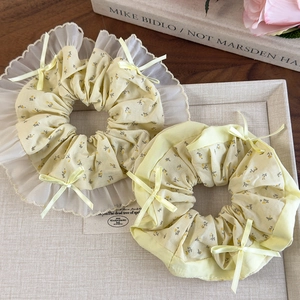 Coleteros amarillos con flores, encaje y lazos delicados para peinados elegantes