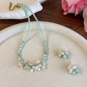 Collier en perles menthe et vanille avec boucles d'oreilles fleurs style français