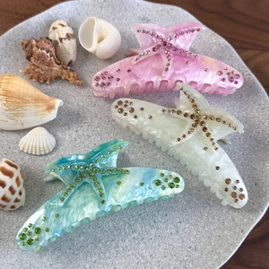 Pinces à cheveux étoile de mer avec strass et texture marbrée en rose, blanc et bleu