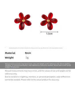 Détail macro de la boucle d'oreille fleur en résine rouge 1,5cm avec pétales translucides