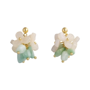 Détails de boucles d'oreilles florales menthe avec clous dorés et perles vert jade