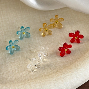 Lot de boucles d'oreilles fleurs en résine colorée, tons bleu, ambre, rouge et transparent