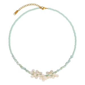 Collier artisanal de perles vert menthe avec élégantes fleurs en nacre et accents dorés