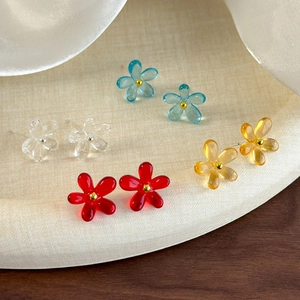 Lot de quatre paires de boucles d'oreilles fleurs colorées avec centre doré sur plateau