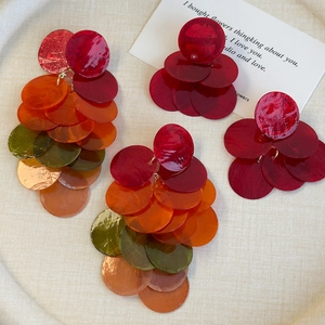 Boucles d'oreilles bohèmes avec disques ronds superposés et pompons pour vacances à la plage