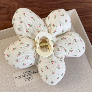 Vue détaillée d'une grande pince à cheveux florale avec motif rose et broderie anglaise
