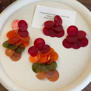 Boucles d'oreilles bohèmes multicouches en nacre avec disques colorés rouge orange et vert