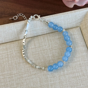Vue macro des perles carrées argentées et des perles bleu clair sur le bracelet étoile de mer