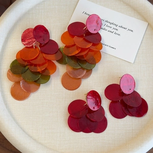 Boucles d'oreilles pompons avec disques circulaires translucides colorés effet coquillage