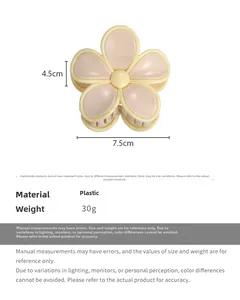 Vue détaillée de la pince à cheveux fleur rose et crème mesurant 7,5cm sur 4,5cm