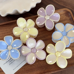 Lot de six pinces à cheveux en forme de fleurs macaron en résine de couleur crème
