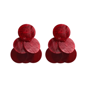 Boucles d'oreilles bohèmes rouges à pétales de coquillage superposés pour la plage