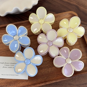 Lot de six pinces à cheveux fleurs macaron aux couleurs crème sur plateau bois