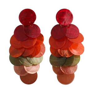 Détail de boucles d'oreilles pompons en nacre avec dégradé de couleurs rouge et vert