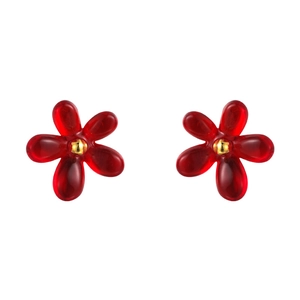 Boucles d'oreilles fleurs rouges transparentes avec pétales et perles dorées centrales