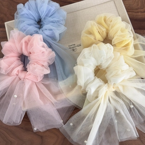 Chouchous élégants en maille d'organza avec rubans longs et perles aux tons pastel doux